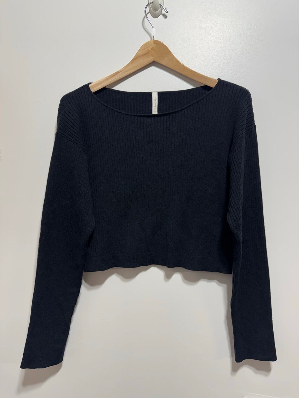 Aritzia The Group Babaton Boat Neck Ribbed Knit Crop Sweater Size M in Black - Picture 1 of 5